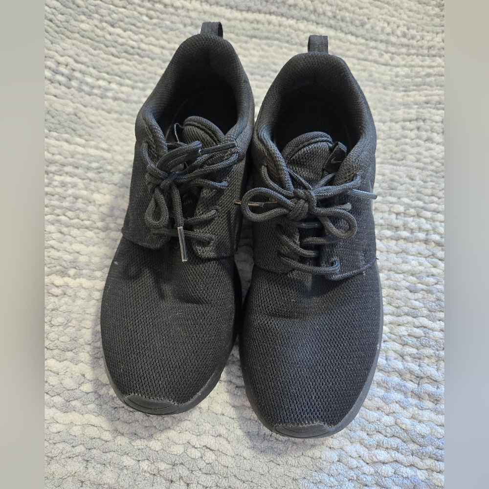 Nike Women's black roche sneakers, size 6.5, good condition